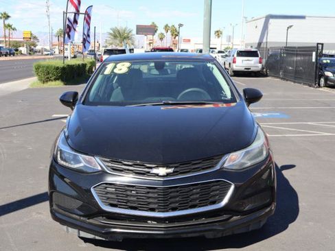 Used 2018 Chevrolet Cruze LT image 2