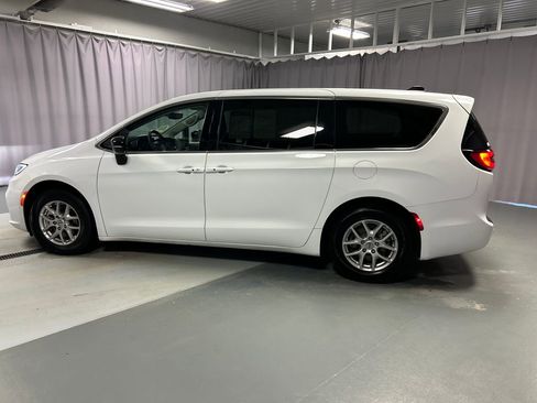 Used 2024 Chrysler Pacifica Touring-L image 4