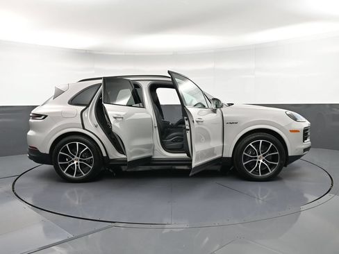 Certified 2026 Porsche Cayenne E-Hybrid AWD/4WD image 35