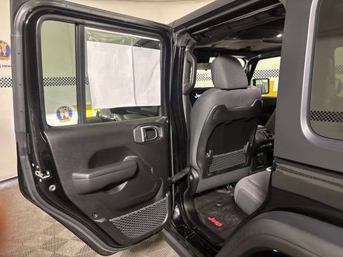 Used 2024 Jeep Wrangler Unlimited Rubicon w/ Convenience Group AWD/4WD image 11