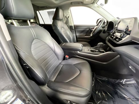 Used 2022 Toyota Highlander XLE image 28