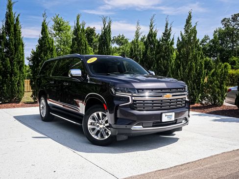Used 2023 Chevrolet Suburban Premier AWD/4WD image 2