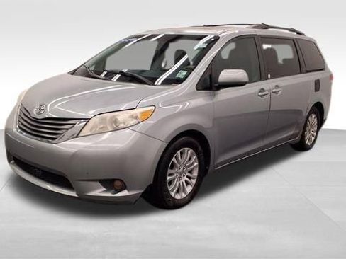 Used 2011 Toyota Sienna XLE w/ XLE Navigation Pkg image 3