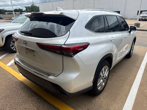 Used 2020 Toyota Highlander Limited FWD image 6