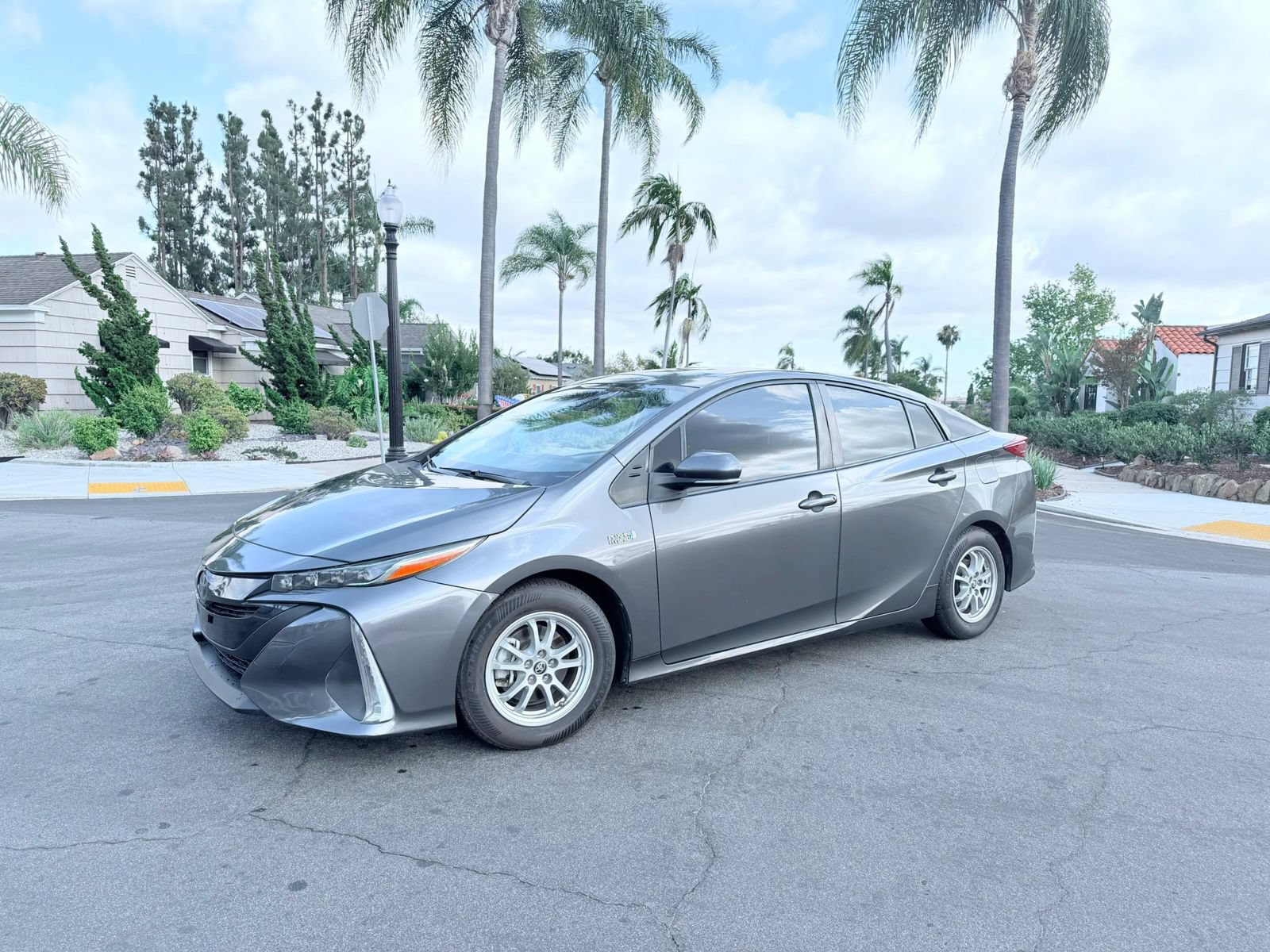 Used 2021 Toyota Prius Prime LE FWD image 3