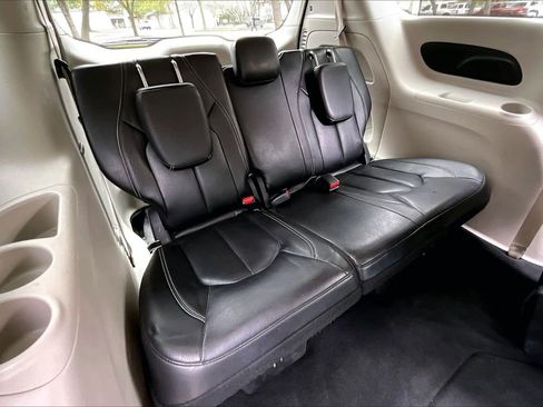 Used 2022 Chrysler Pacifica Touring-L image 33