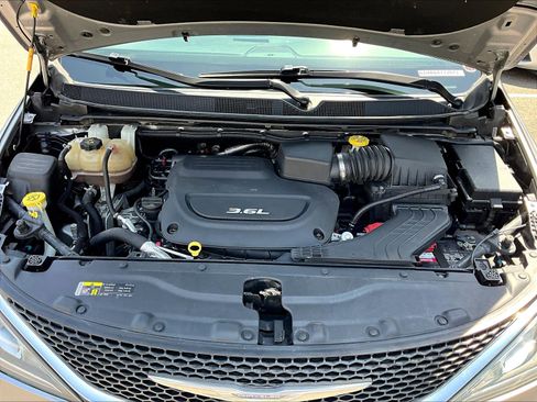 Used 2017 Chrysler Pacifica Touring-L Plus w/ Advanced Safetytec Group FWD image 30