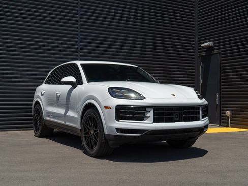 Used 2024 Porsche Cayenne S AWD/4WD image 7