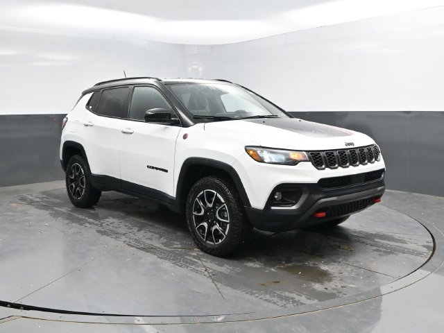 Used 2025 Jeep Compass Trailhawk AWD/4WD image 4