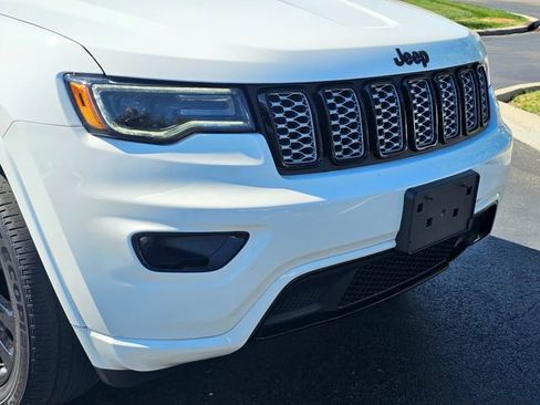 Used 2022 Jeep Grand Cherokee Laredo X AWD/4WD image 3