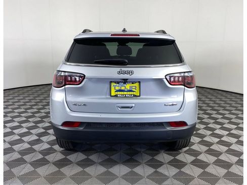 Used 2024 Jeep Compass Latitude image 17