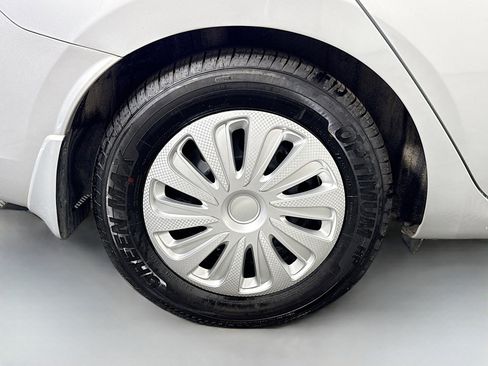 Used 2022 Nissan Versa S w/ Trunk Package image 32