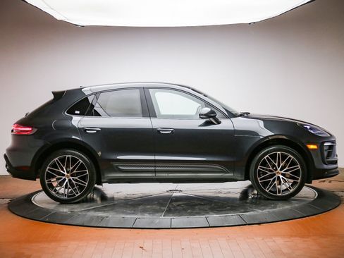 Certified 2025 Porsche Macan AWD/4WD image 8