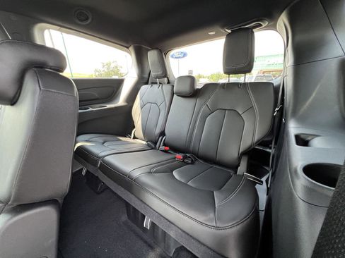 New 2026 Chrysler Pacifica Select image 36