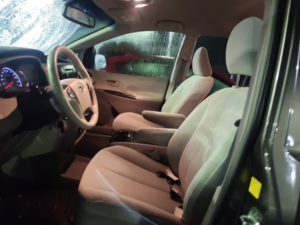 Used 2011 Toyota Sienna LE w/ Towing Pkg AWD/4WD image 8