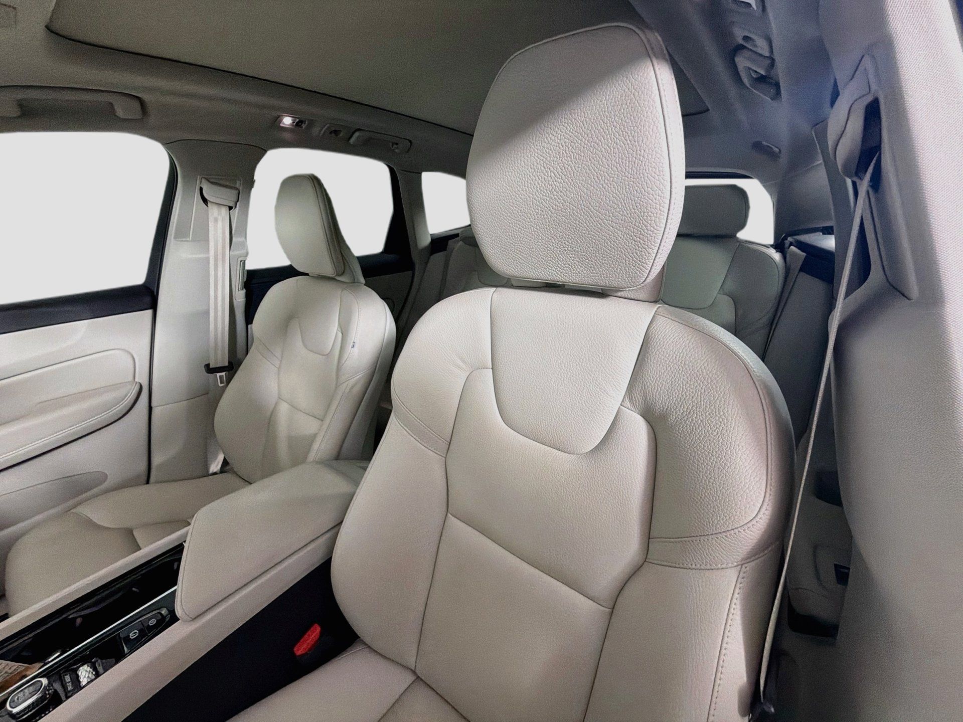 Used 2021 Volvo XC60 T5 Momentum w/ Premium Package FWD image 21