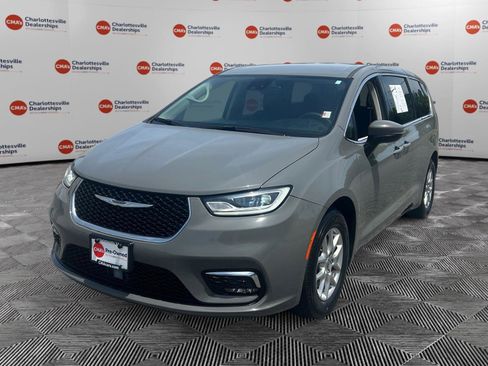 Used 2023 Chrysler Pacifica Touring-L FWD image 1