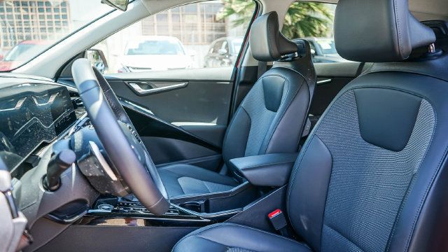 Certified 2025 Kia Niro EX FWD image 18