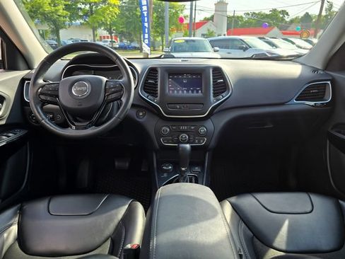 Used 2019 Jeep Cherokee Latitude Plus AWD/4WD image 3