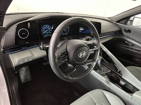 Certified 2025 Hyundai Elantra Limited FWD image 14
