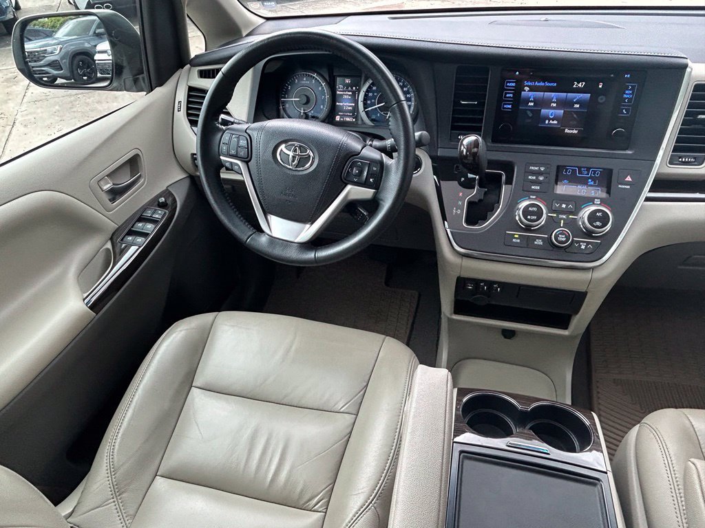 Used 2016 Toyota Sienna XLE FWD image 9