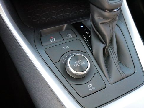 Certified 2025 Toyota RAV4 LE image 28