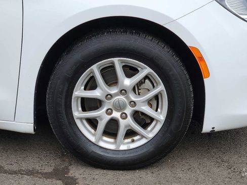 Used 2017 Chrysler Pacifica LX image 8