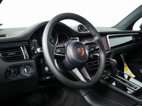 New 2026 Porsche Macan image 4