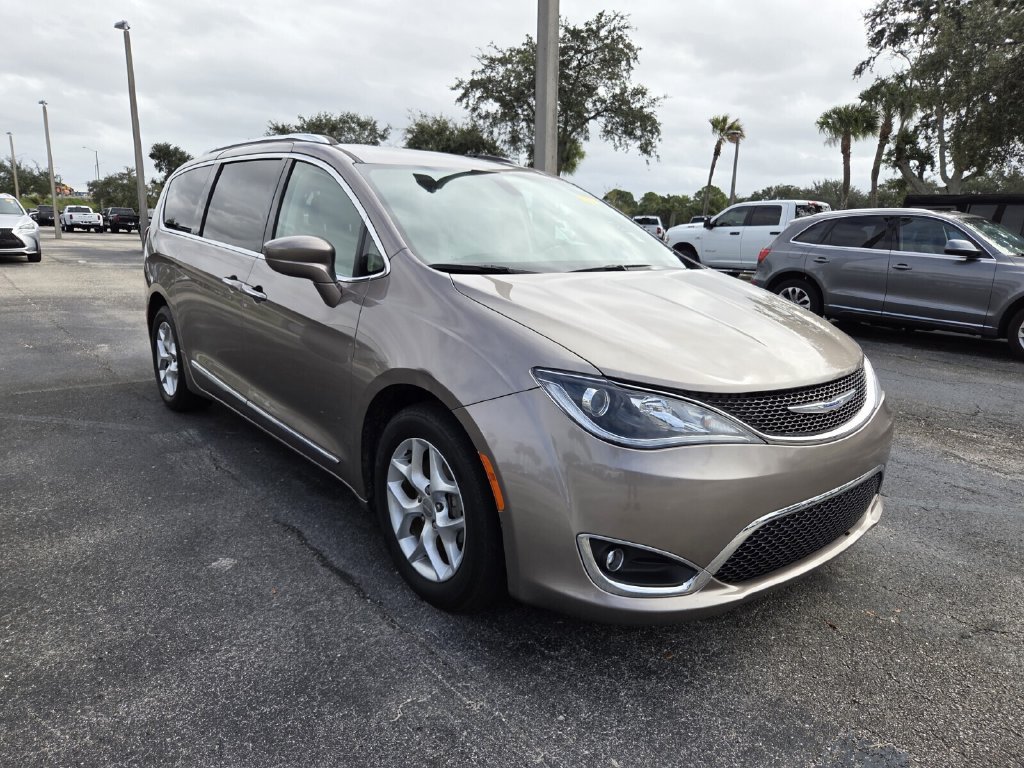 Used 2018 Chrysler Pacifica Touring-L Plus FWD image 2