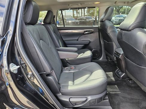 Used 2022 Toyota Highlander Platinum image 12