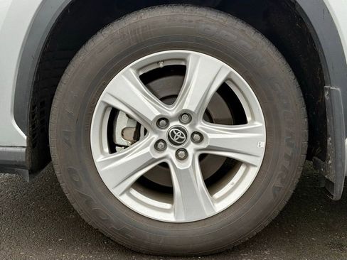 Used 2023 Toyota Highlander LE image 9