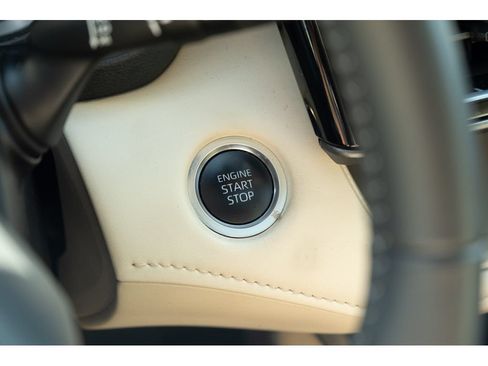 Used 2025 Toyota Highlander XLE FWD image 32
