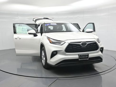 Used 2021 Toyota Highlander LE image 33