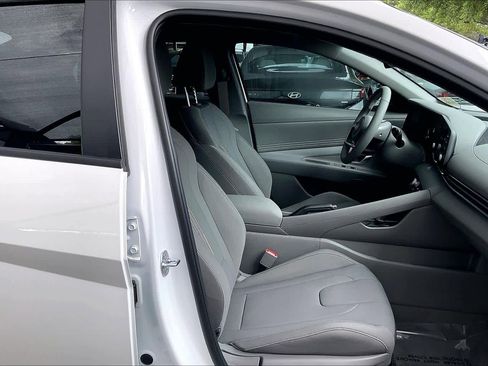 Certified 2025 Hyundai Elantra Sport FWD image 9