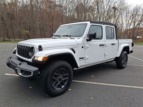 Used 2024 Jeep Gladiator Sport image 10