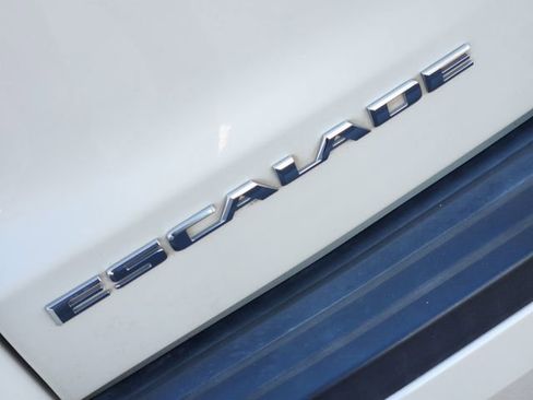 Used 2015 Cadillac Escalade Luxury image 9