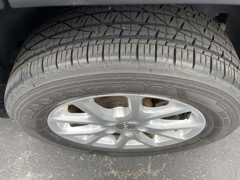 Used 2018 Jeep Cherokee Latitude Plus w/ Cold Weather Group image 5