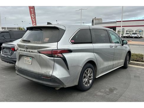 Certified 2021 Toyota Sienna XLE FWD image 5
