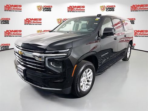 Used 2025 Chevrolet Suburban LT w/ Comfort Package image 12