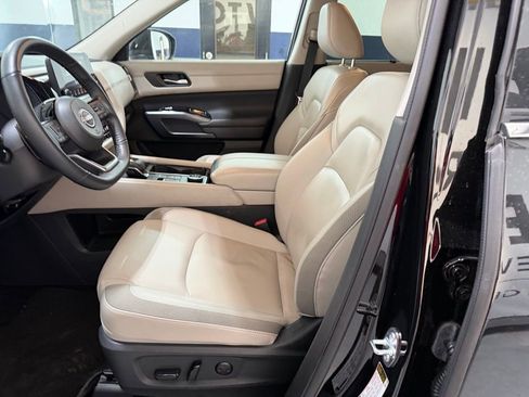 Used 2025 Nissan Pathfinder SL image 13