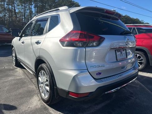 Used 2018 Nissan Rogue SV w/ Premium Package image 4