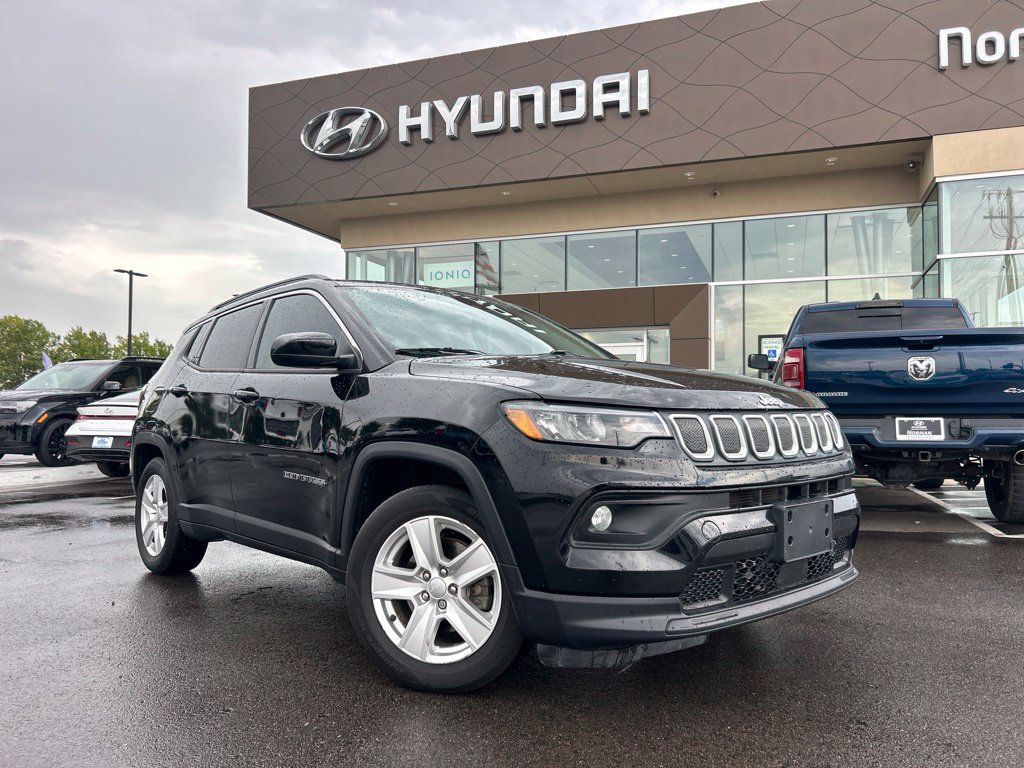 Used 2022 Jeep Compass Latitude w/ Sun and Sound Group FWD image 3
