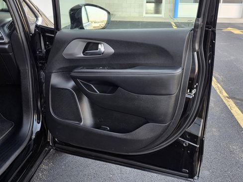 Used 2025 Chrysler Pacifica Select FWD image 54