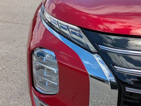 New 2025 Mitsubishi Outlander SE image 9