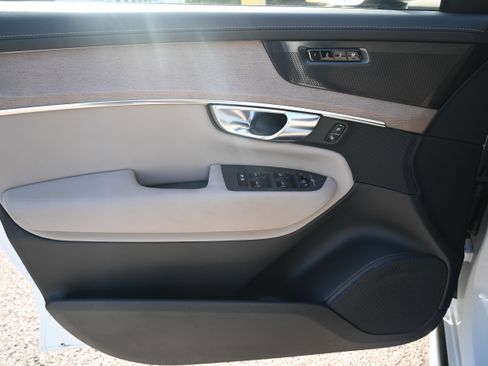 Used 2025 Volvo XC90 B6 Plus image 27