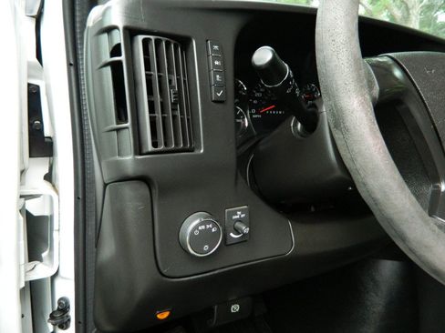 Used 2015 Chevrolet Express 2500 RWD image 19