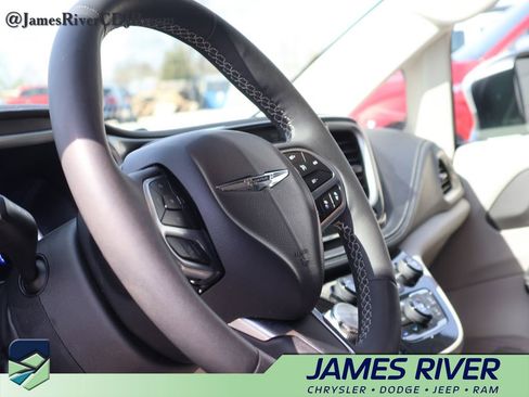 Used 2023 Chrysler Pacifica Touring-L image 24