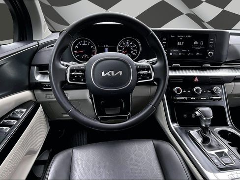 Used 2024 Kia Carnival LX FWD image 5