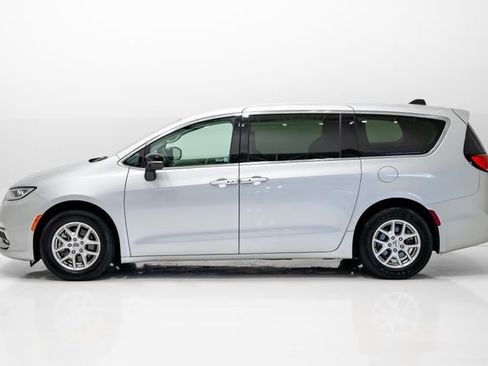Used 2024 Chrysler Pacifica Touring-L FWD image 6