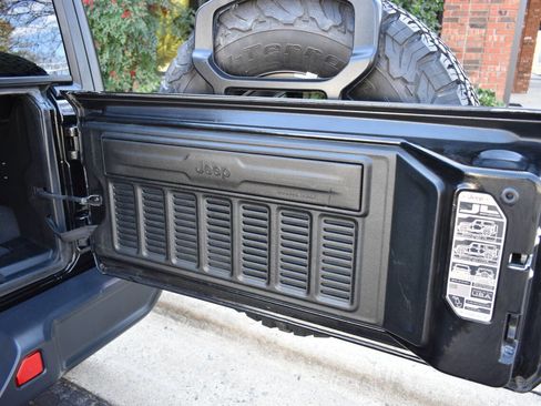 Used 2018 Jeep Wrangler Unlimited Rubicon w/ LED Lighting Group image 11